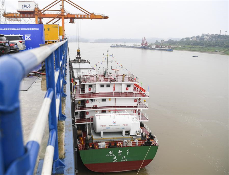 Erstes 10.000-Tonnen-Schiff auf Jangtse-Oberlauf erreicht Jiangjin-Luohuang-Hafen