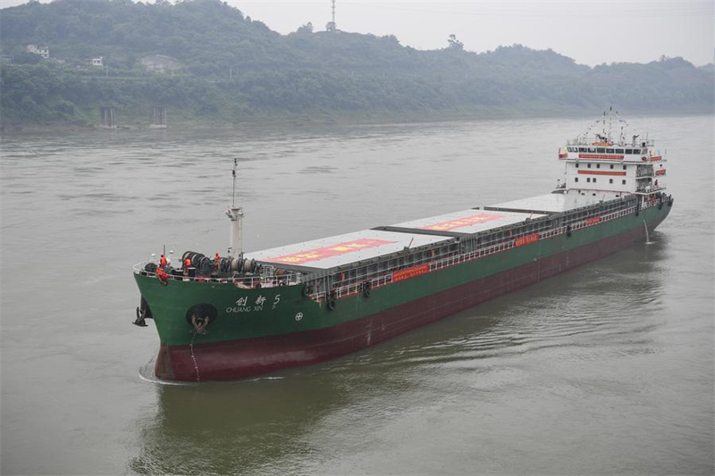 Erstes 10.000-Tonnen-Schiff auf Jangtse-Oberlauf erreicht Jiangjin-Luohuang-Hafen