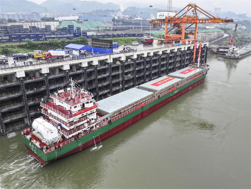 Erstes 10.000-Tonnen-Schiff auf Jangtse-Oberlauf erreicht Jiangjin-Luohuang-Hafen
