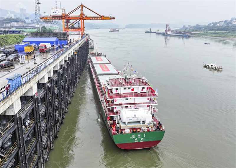 Erstes 10.000-Tonnen-Schiff auf Jangtse-Oberlauf erreicht Jiangjin-Luohuang-Hafen