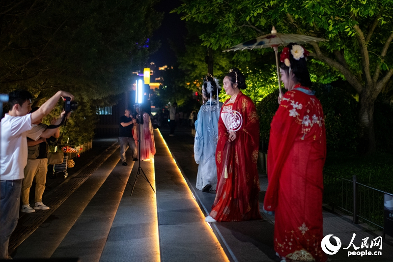Besucher in Han- und Tang-Trachten lassen sich in der Datang Everbright City in Xi’an fotografieren. (Foto: Weng Qiyu/ People's Daily Online) 