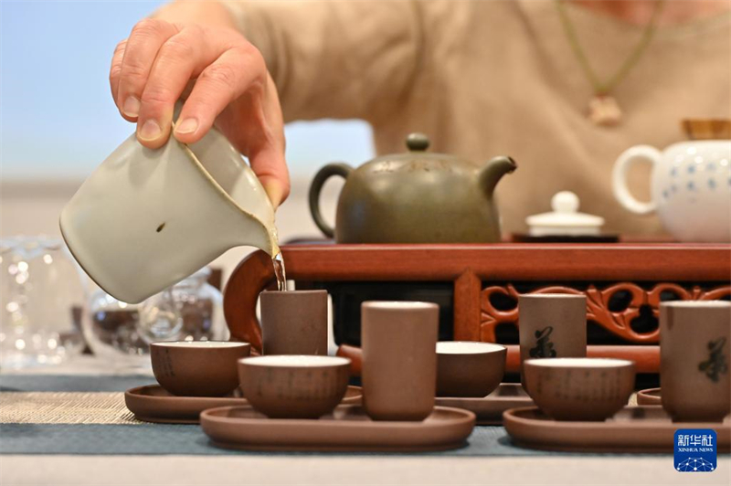 Eine Teezeremonie wird anlässlich des Internationalen Tags des Tees im Chinesischen Kulturzentrum in Berlin veranstaltet. (Foto vom 21. Mai, Ren Pengfei/Xinhua)