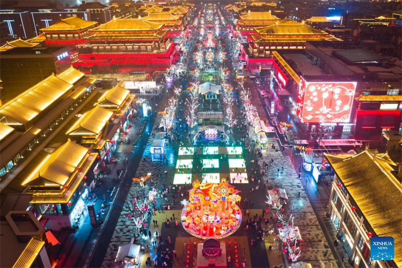  Die Nachtlandschaft der Fußgängerzone Great Tang All Day Mall.  (2. Februar 2024,  Foto von Xinhua)