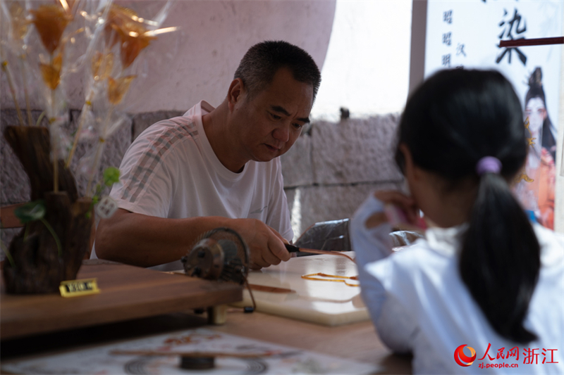 Am Yuehe-Fluss in Jiaxing spazieren und Köstlichkeiten beim Drachenbootfest in Südchina entdecken