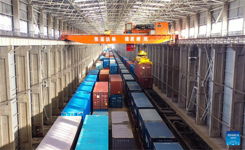 Horgos-Hafen und Alatow-Pass in Xinjiang wickeln bis Juni fast 6500 internationale Güterzüge ab