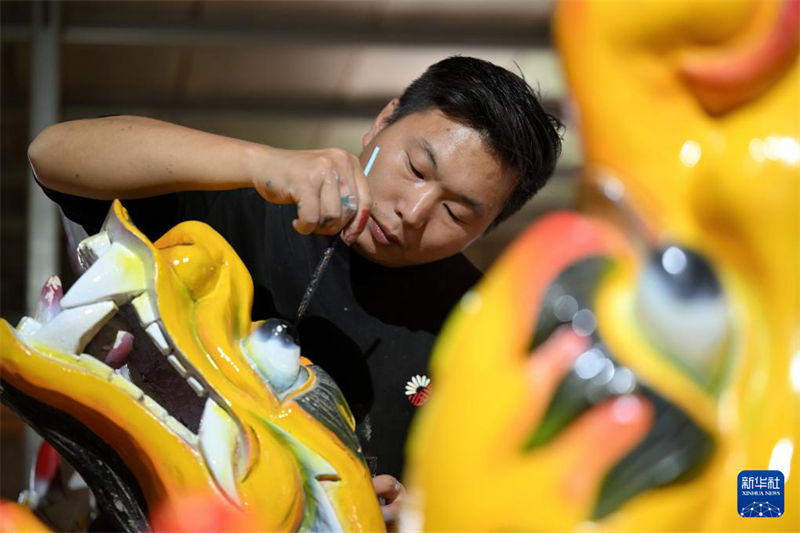 Arbeiter bemalen einen neuen Drachenkopf. (Foto vom 3. Juni 2024, Wie Peiquan/Xinhua)
