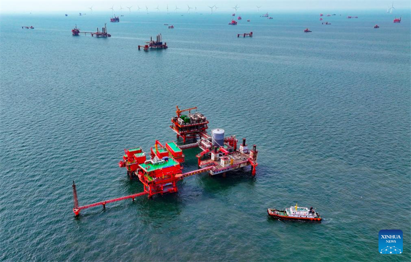 Blick auf das Offshore-Shengli-Ölfeld im chinesischen Shandong