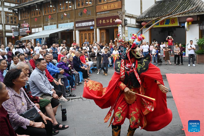 Menschen in ganz China genießen das Drachenbootfest