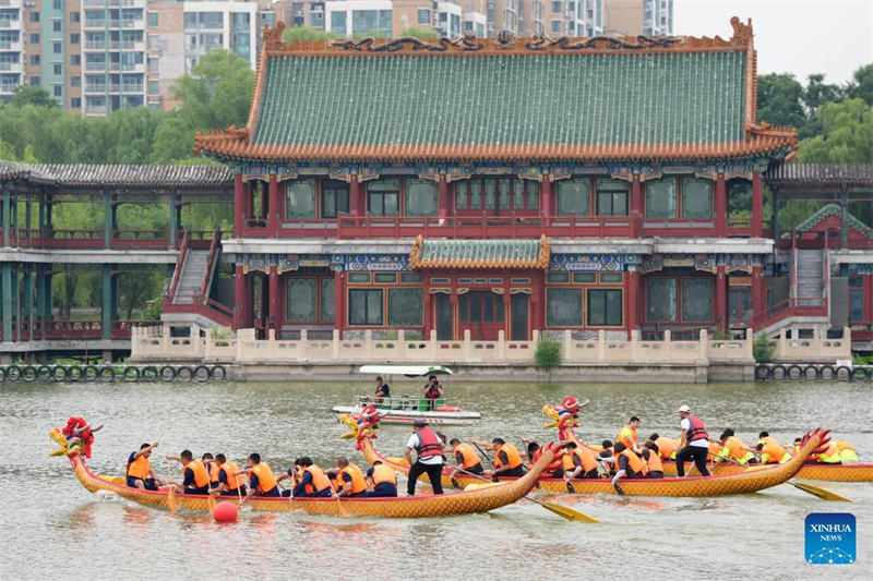 Dieses Foto zeigt eine Szene des Drachenbootrennens im Longtan-Park in Beijing. (Foto vom 5. Juni 2024, Xinhua/Ju Huanzong)