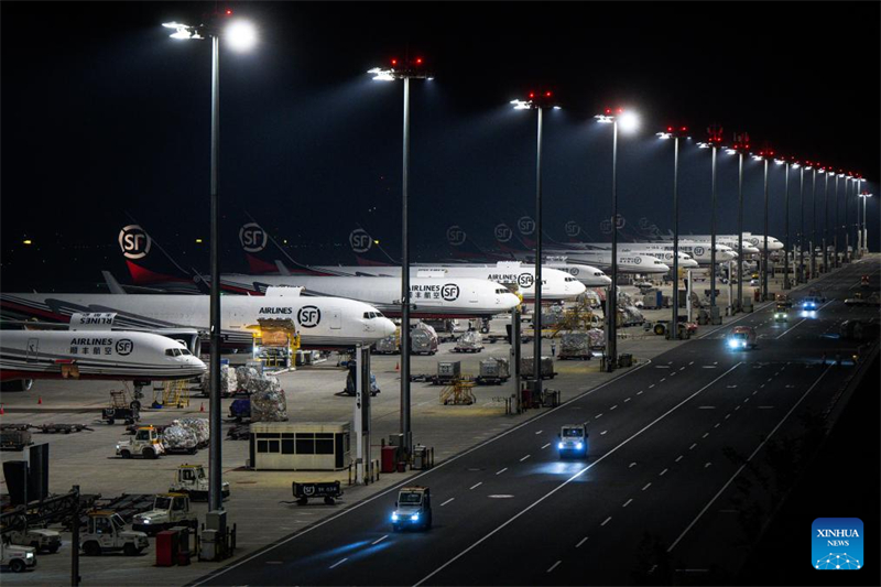 Kumulierter internationaler Durchsatz von Chinas Drehkreuzflughafen übersteigt 100.000 Tonnen