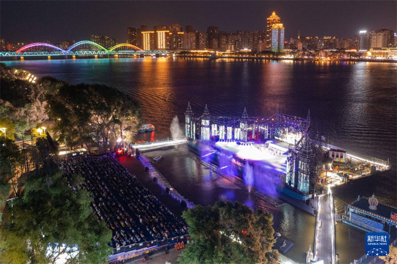 Zuschauer genießen die Live-Action-Performance „Begegnung mit Harbin“ am Ufer des Songhua-Flusses. (Drohnenfoto vom 10. Juni, Xie Jianfei/Xinhua)