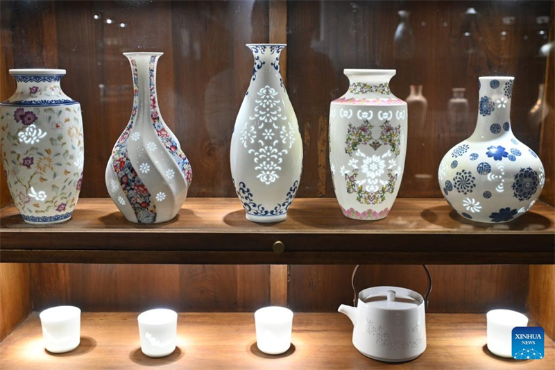 Das Foto zeigt Keramikkunstwerke in einer kreativen Porzellanwerkstatt in Jingdezhen. (5. Juni 2024, Xinhua)