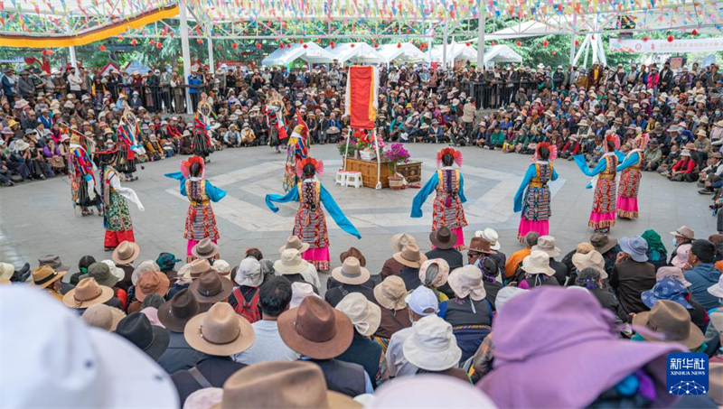 Tibetische Oper vor dem Potala-Palast aufgeführt