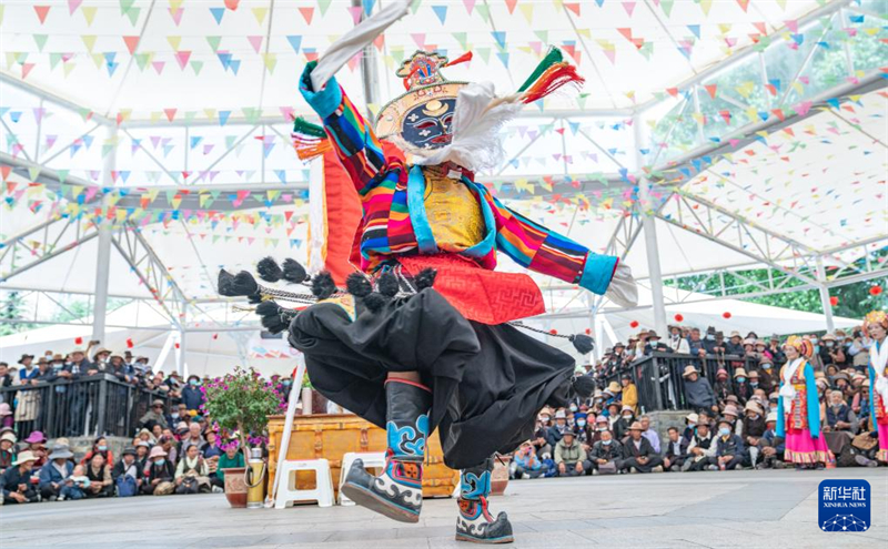Ein Volkskünstler führt die Tibetische Oper im Lukhang-Park vor dem Potala-Palast in Lhasa auf. (Foto vom 11. Juni, Tenzin Nyida/Xinhua)