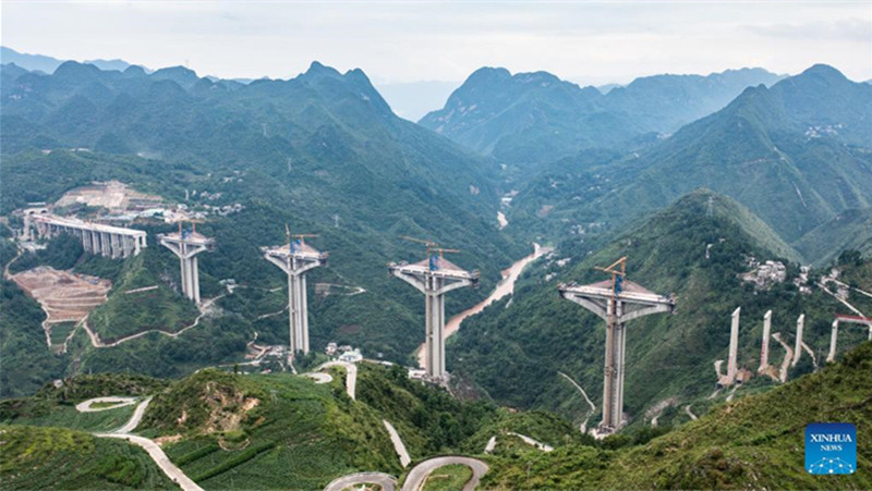 Liuzhi-Brücke auf Schnellstraße im Südwesten Chinas im Bau