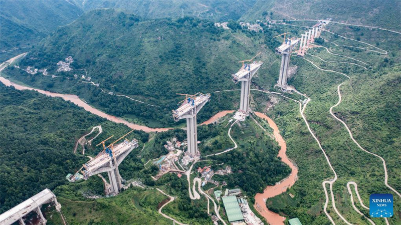 Liuzhi-Brücke auf Schnellstraße im Südwesten Chinas im Bau