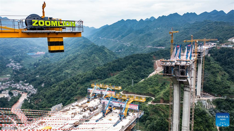 Liuzhi-Brücke auf Schnellstraße im Südwesten Chinas im Bau