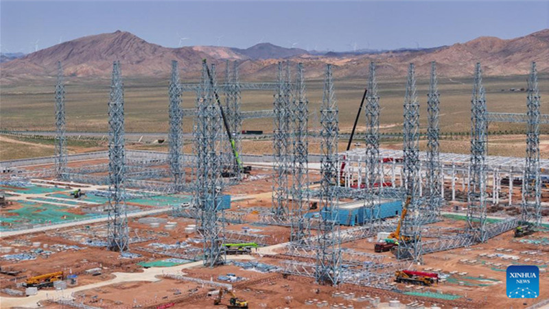 Stromrichterstation Zhongning im nordwestchinesischen Ningxia im Bau