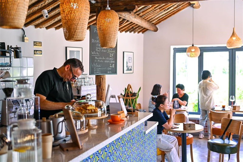 Deutscher Barista betreibt Café in malerischem Dorf in Ostchina