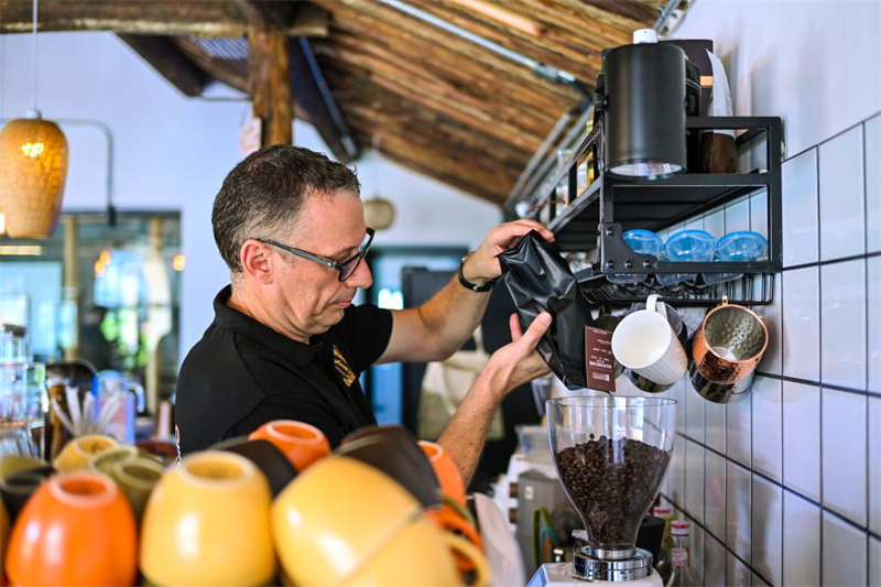 Deutscher Barista betreibt Café in malerischem Dorf in Ostchina