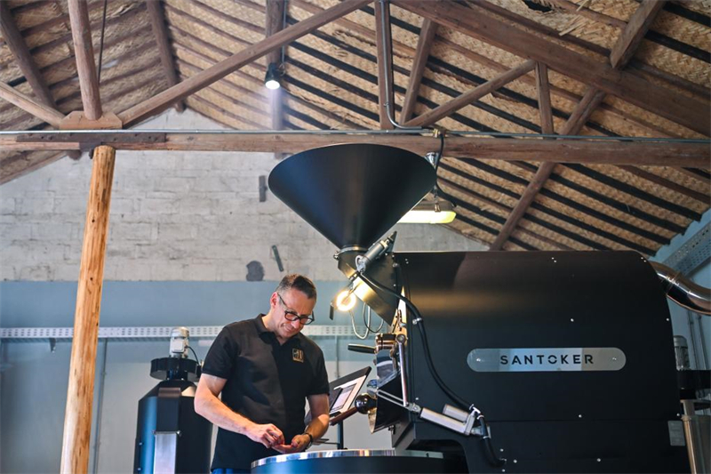 Deutscher Barista betreibt Café in malerischem Dorf in Ostchina