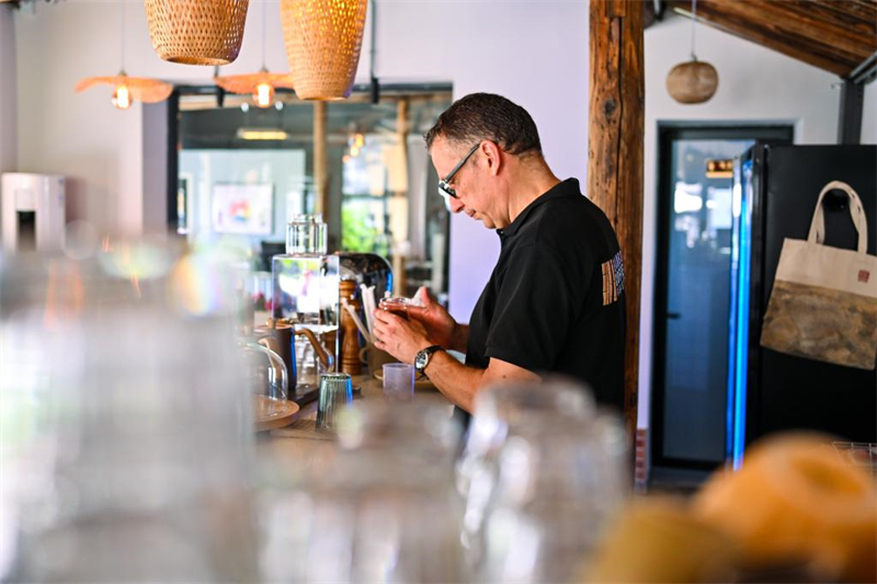 Deutscher Barista betreibt Café in malerischem Dorf in Ostchina