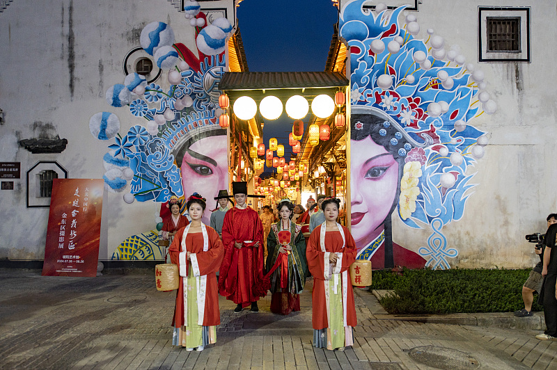 Nachtmarkt im antiken Stil fördert den Tourismus in Zhejiang