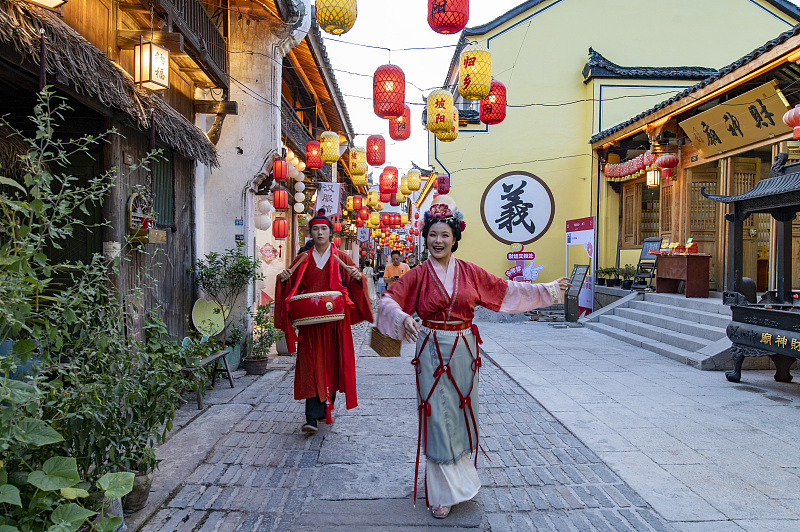 Nachtmarkt im antiken Stil fördert den Tourismus in Zhejiang