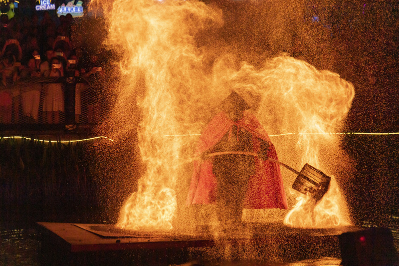 Einmalige Feuershow erleuchtet Nachthimmel in Chongqing