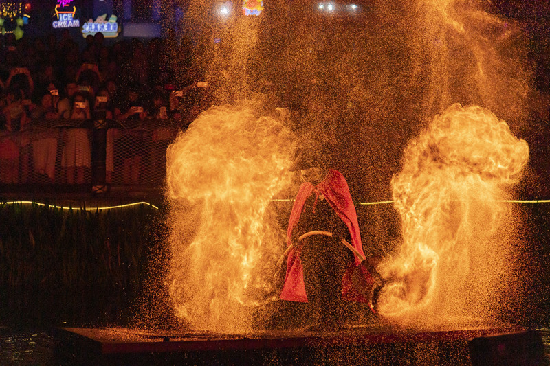 Einmalige Feuershow erleuchtet Nachthimmel in Chongqing