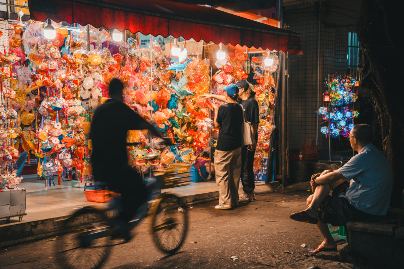 Guangzhou: Läden schmücken sich mit Fischlaternen zum Mittherbstfest