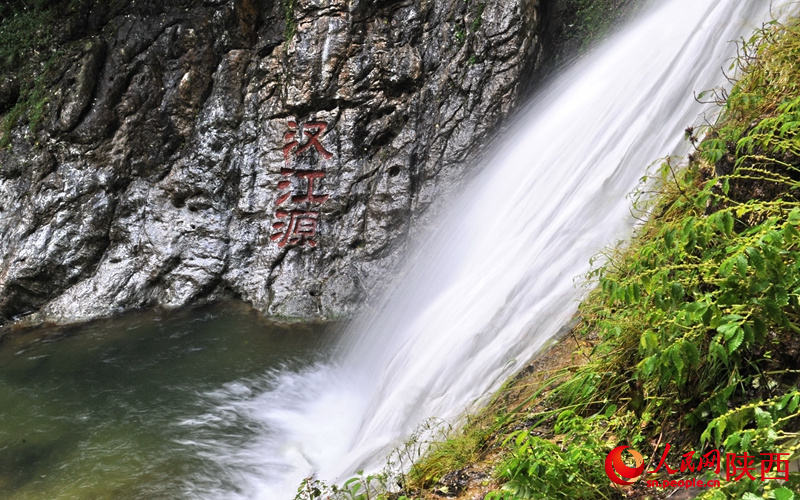 „Lebendiges Wasser“ aus der Quelle des Han-Flusses umfließt die grünen Hügel