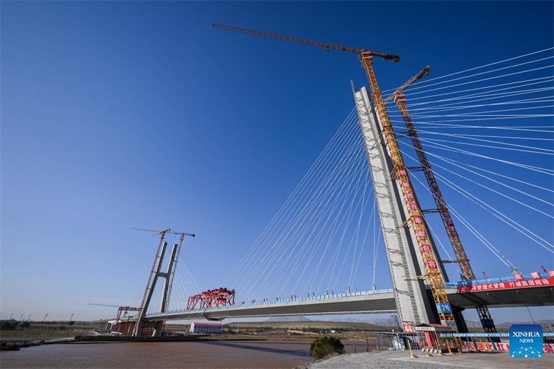 Konstruktionsteile der großen Gelber Fluss-Brücke Wuhai in Nordchina zusammengefügt