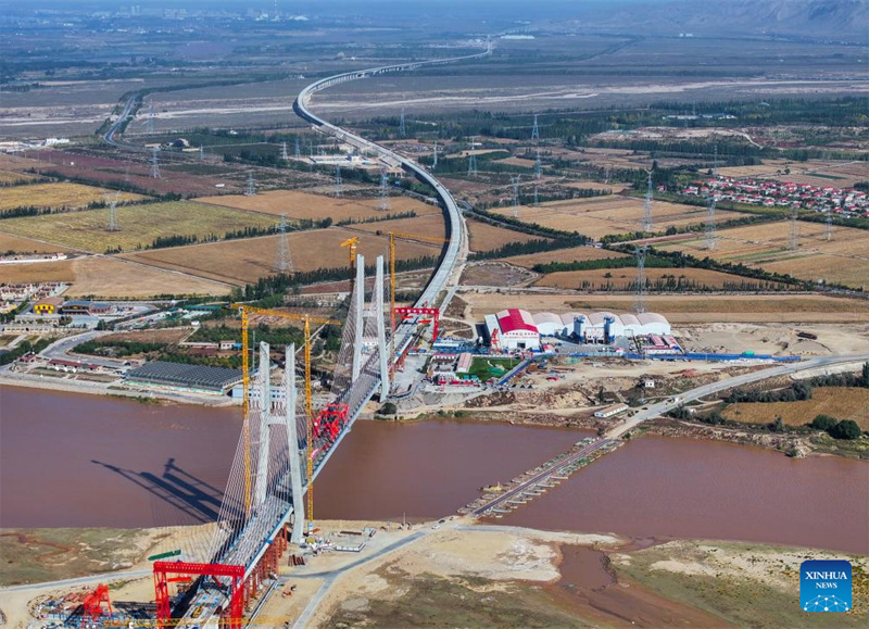 Konstruktionsteile der großen Gelber Fluss-Brücke Wuhai in Nordchina zusammengefügt