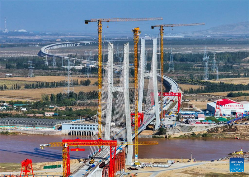 Konstruktionsteile der großen Gelber Fluss-Brücke Wuhai in Nordchina zusammengefügt