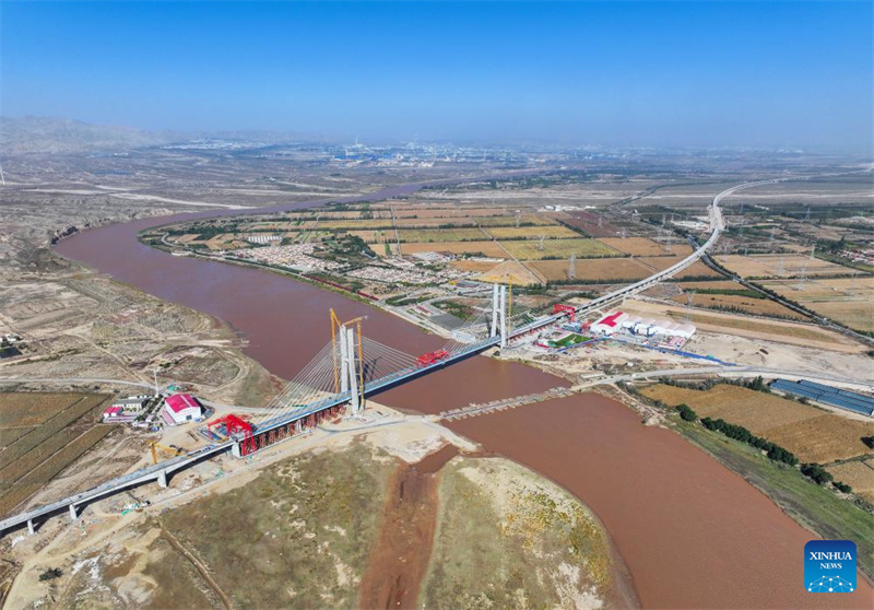 Konstruktionsteile der großen Gelber Fluss-Brücke Wuhai in Nordchina zusammengefügt