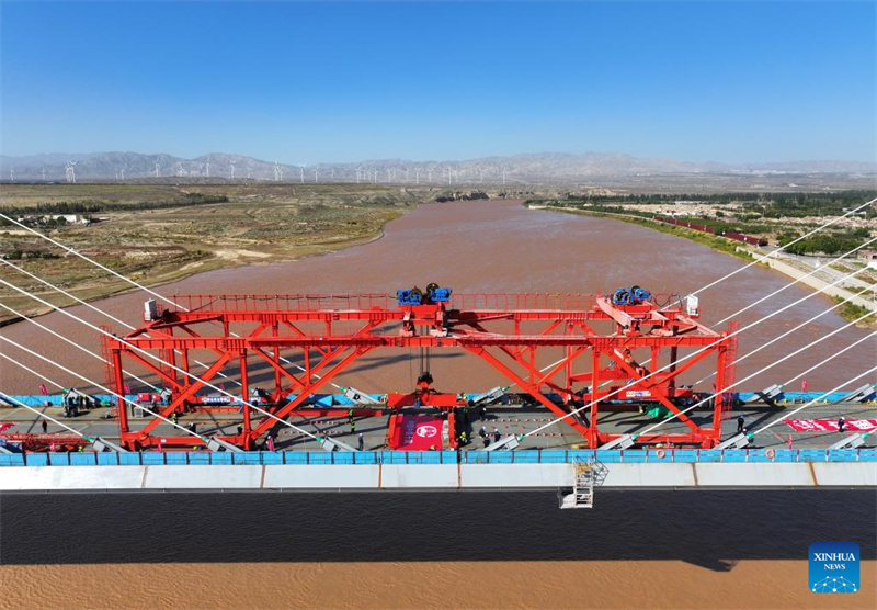 Konstruktionsteile der großen Gelber Fluss-Brücke Wuhai in Nordchina zusammengefügt