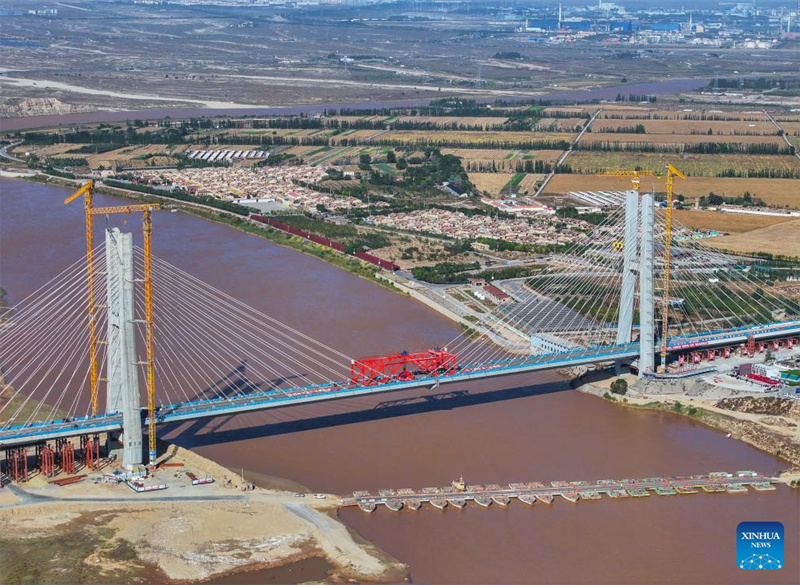 Konstruktionsteile der großen Gelber Fluss-Brücke Wuhai in Nordchina zusammengefügt