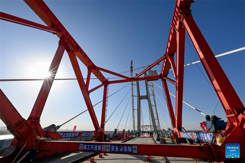 Konstruktionsteile der großen Gelber Fluss-Brücke Wuhai in Nordchina zusammengefügt