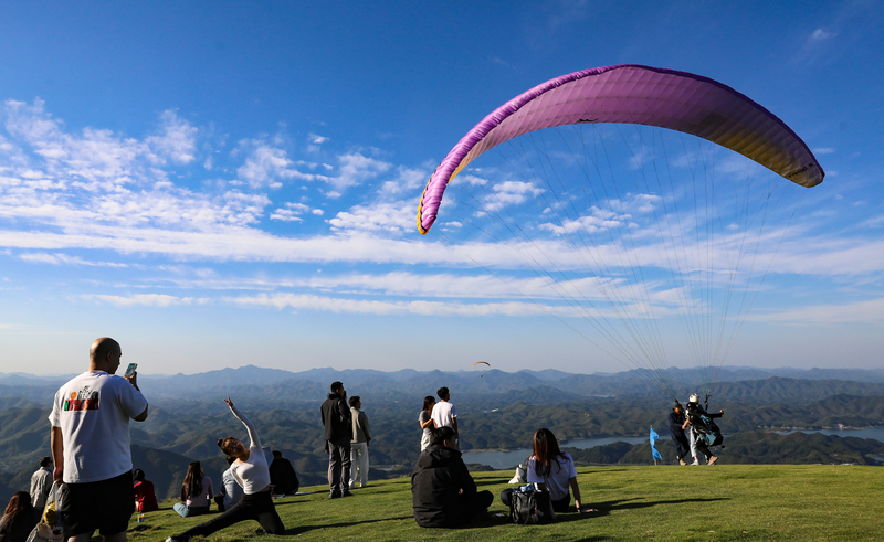 Huzhou: Touristen genießen die Landschaft beim Gleitschirmfliegen