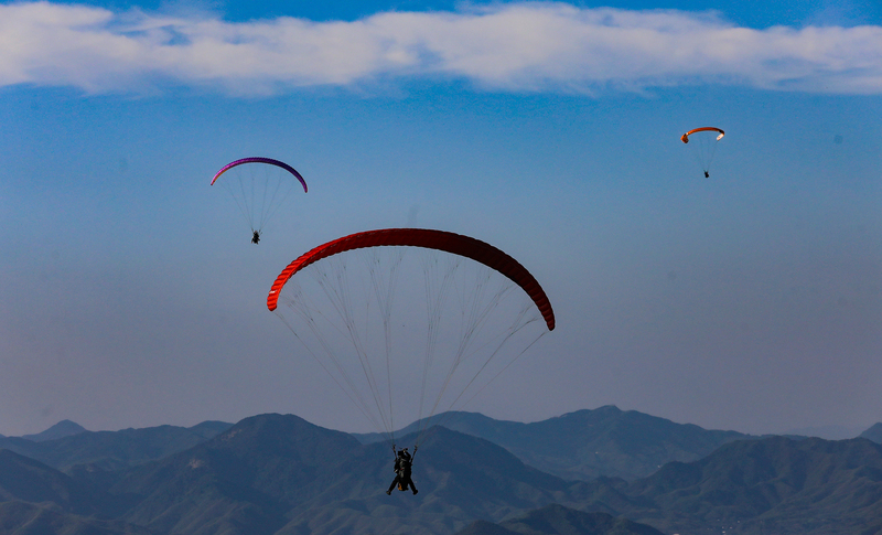 Huzhou: Touristen genießen die Landschaft beim Gleitschirmfliegen