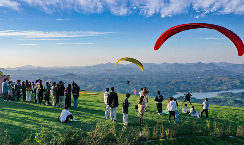 Huzhou: Touristen genießen die Landschaft beim Gleitschirmfliegen