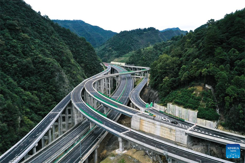 Neue Autobahn im südchinesischen Guizhou soll Probebetrieb aufnehmen