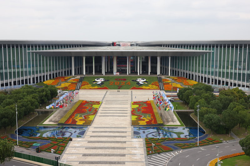 Bunte Blumendekoration zur 7. CIIE in Shanghai