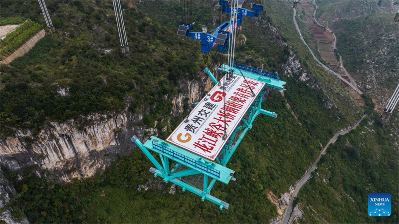 Erster Stahlfachwerkträger der Huajiang-Grand-Canyon-Brücke in Position