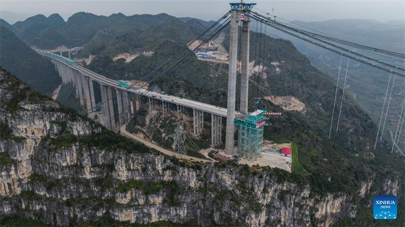 Erster Stahlfachwerkträger der Huajiang-Grand-Canyon-Brücke in Position