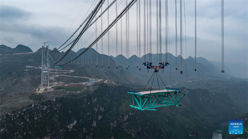 Erster Stahlfachwerkträger der Huajiang-Grand-Canyon-Brücke in Position