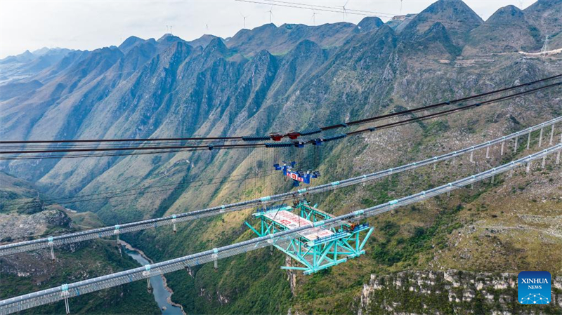 Erster Stahlfachwerkträger der Huajiang-Grand-Canyon-Brücke in Position