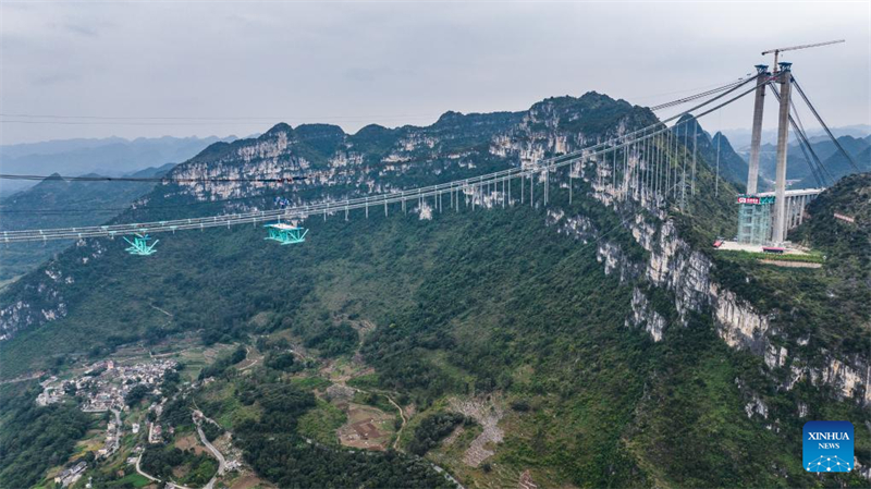 Erster Stahlfachwerkträger der Huajiang-Grand-Canyon-Brücke in Position