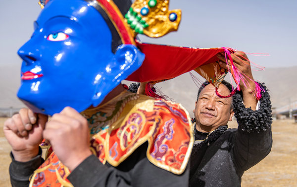 Ein Erbe der Technik zur Herstellung traditioneller tibetischer Masken in Xizang